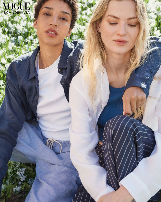 twee dames modellen in uniqlo linnen items