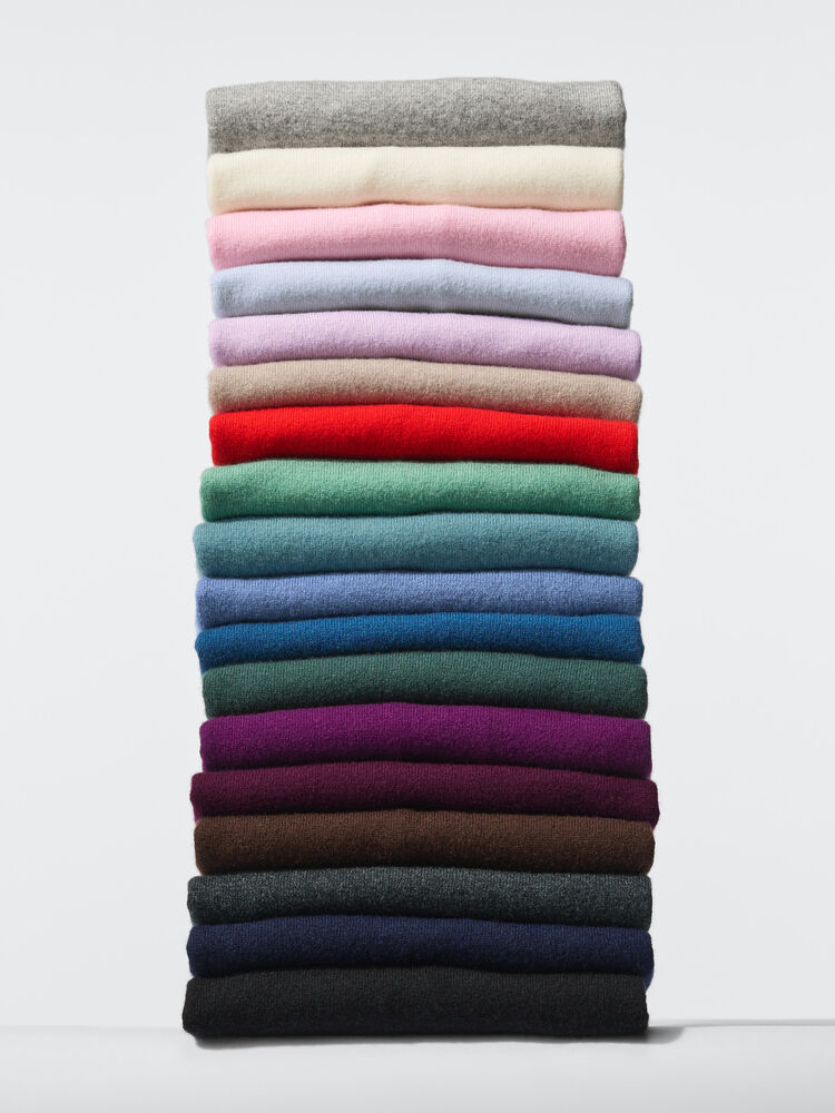 Stapel kasjmiertruien in alle kleuren