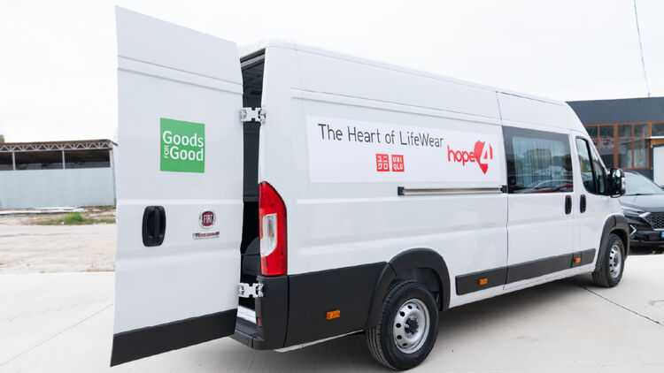 Afbeelding van een vrachtwagen voor het vervoer van HEATTECH-producten en andere kledingartikelen.