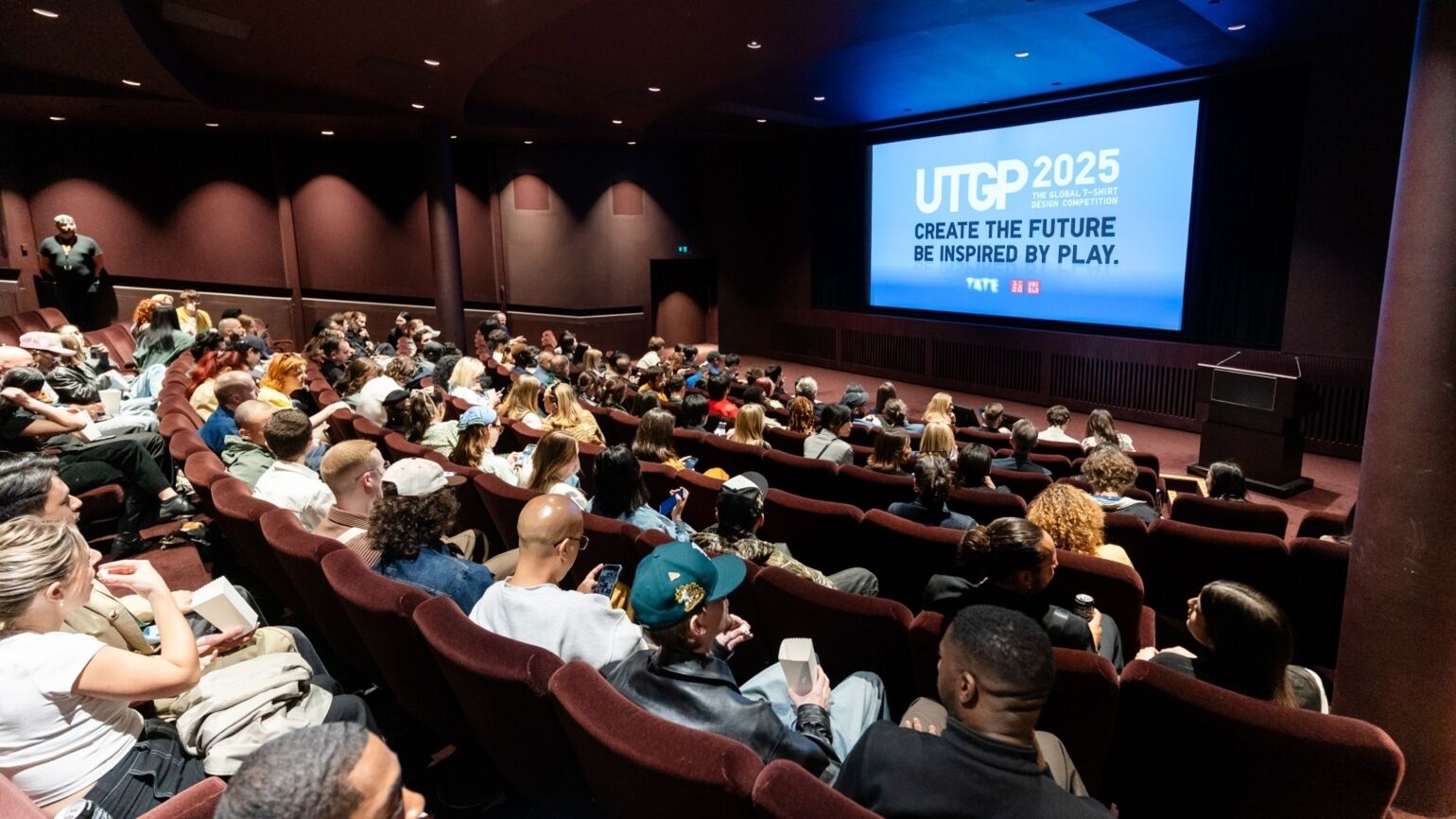 zaal waarin UNIQLO Tate UT Grand Prix awardcermonie wordt gehouden