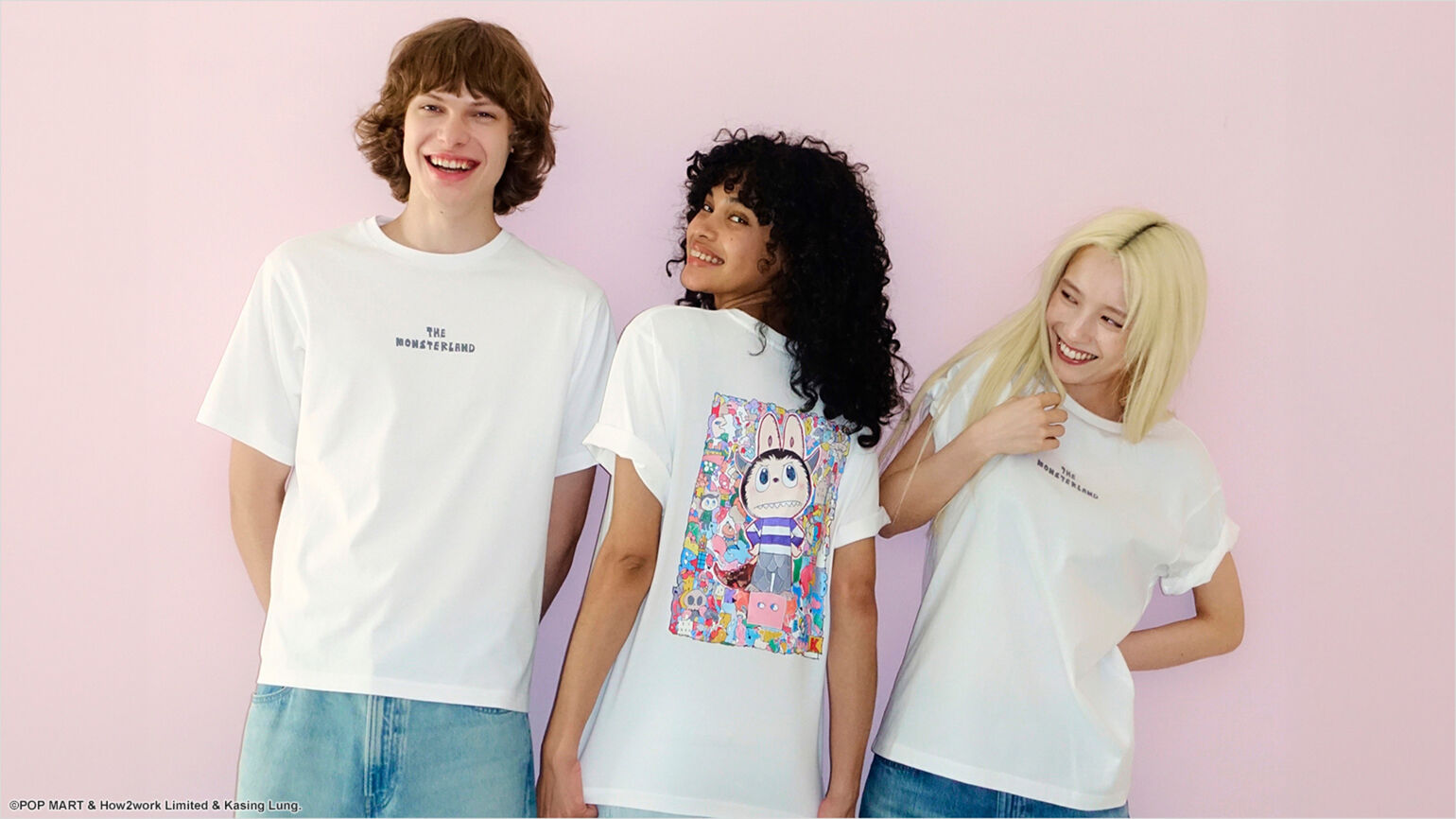 modellen dragen T-shirts met POP MART prints