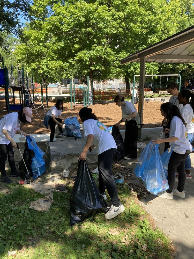 UNIQLO’s Canada’s Toronto team cleaning a neighbouring park