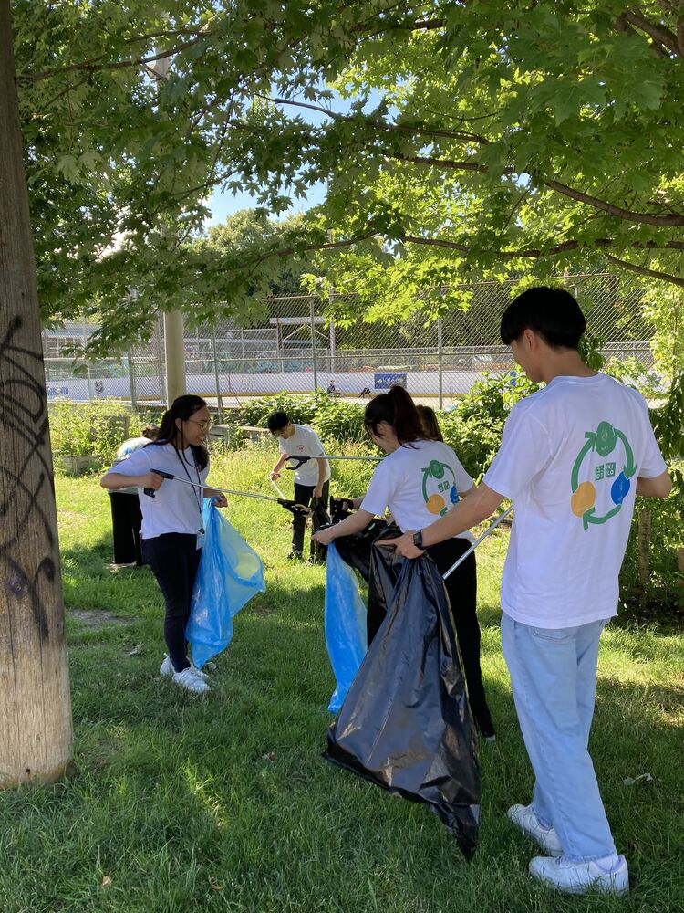 UNIQLO’s Canada’s Toronto team cleaning a neighbouring park