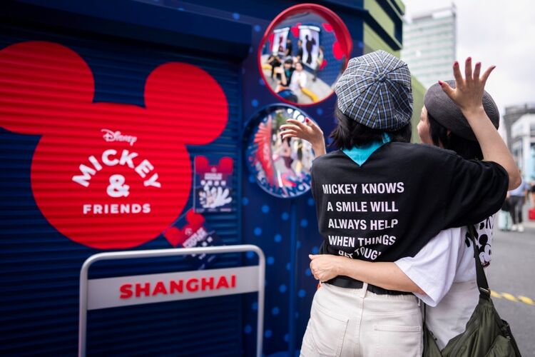 UNIQLO Parties with Disney