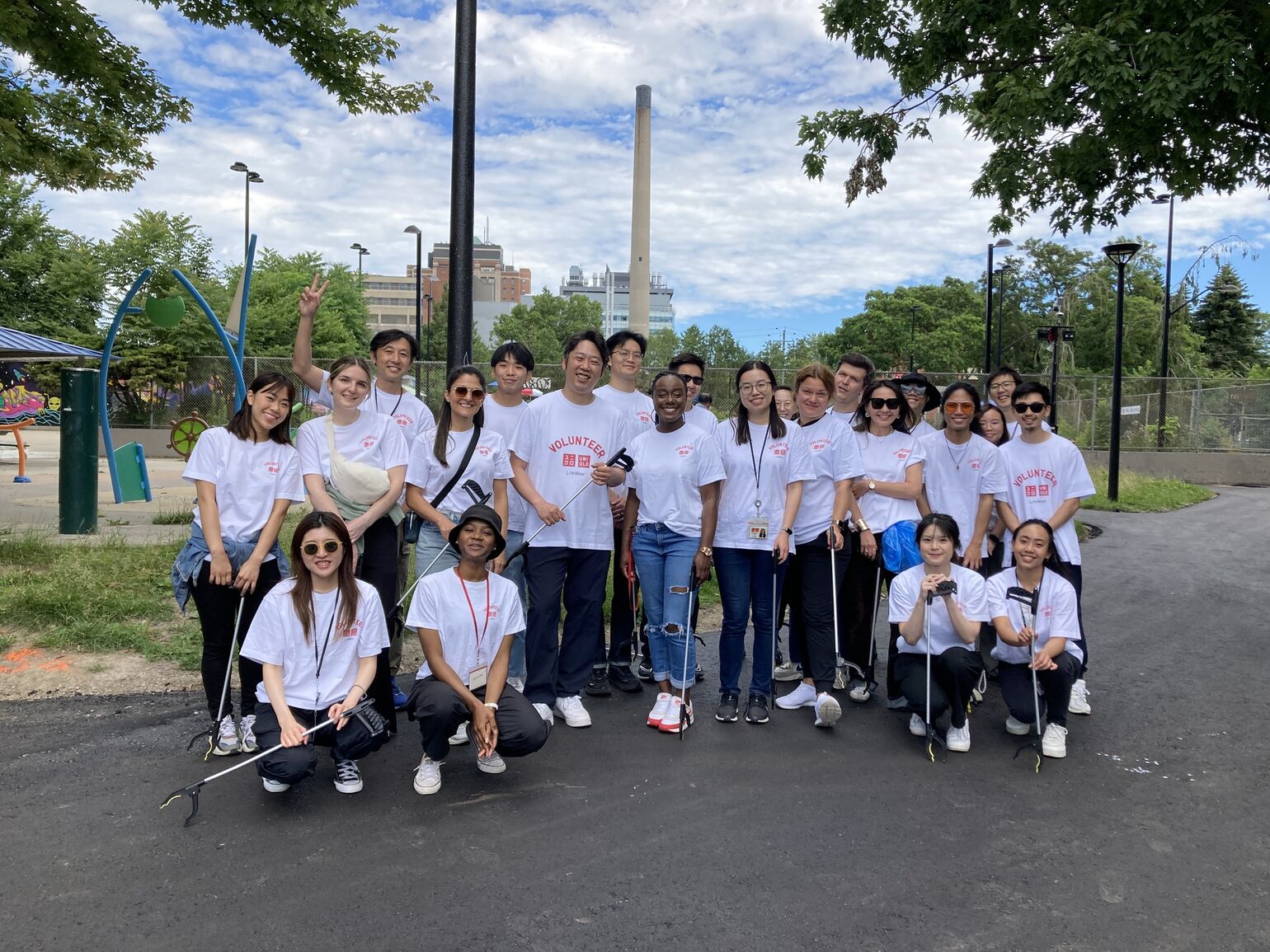 Les membres de l’équipe d’UNIQLO’s Canada à Toronto après le nettoyage du Park Alexandra