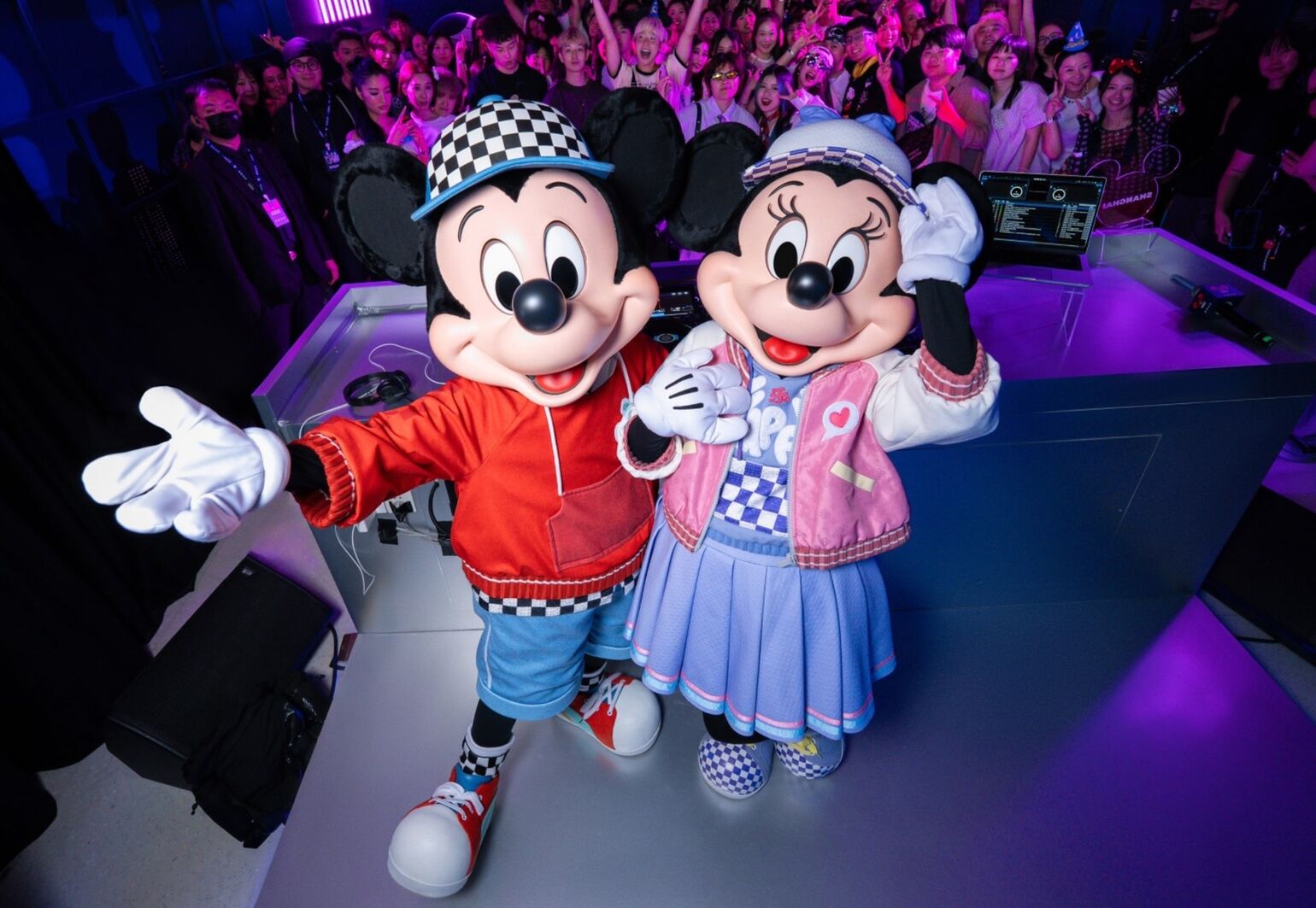 UNIQLO fait la fête à « House of Mouse » Shanghai avec Mickey et ses amis