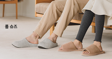 쿠션감이 풍부한 이중 구조의 인솔이 발바닥을 편안하게 받쳐줍니다