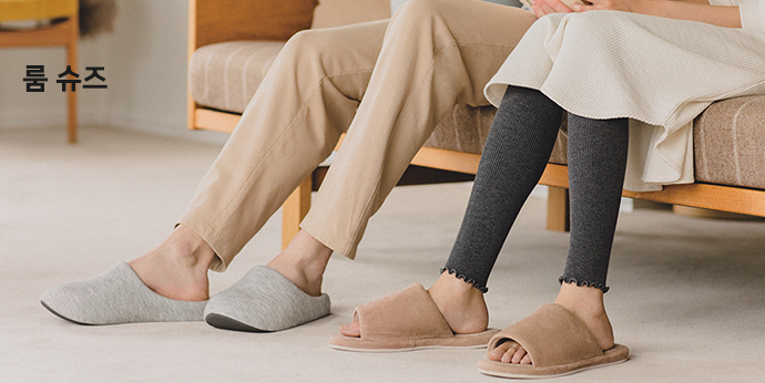 쿠션감이 풍부한 이중 구조의 인솔이 발바닥을 편안하게 받쳐줍니다