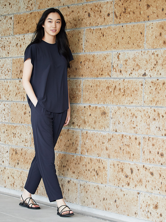 WOMEN CREPE JERSEY CREW NECK FRENCH SLEEVE T‐SHIRT WOMEN CREPE JERSEY TAPERED PANTS