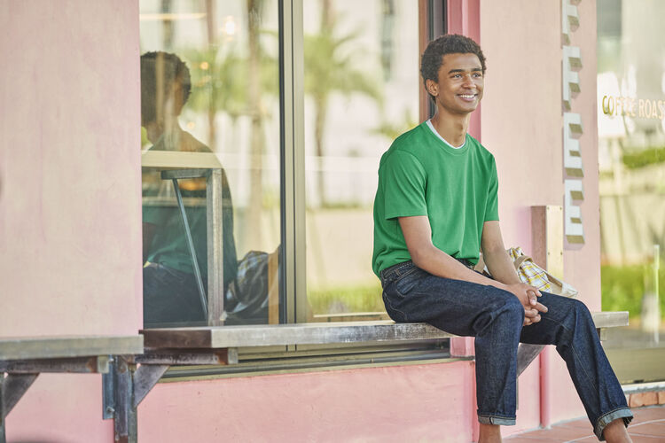 model trägt selvedge jeans