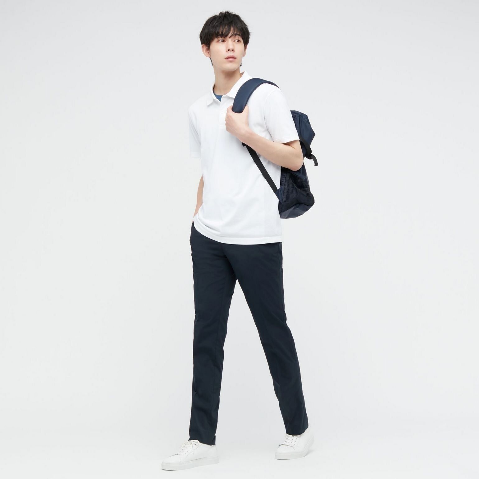 Mann mit Poloshirt weiß, Dry Colour T-Shirt und Ultra Light Hose