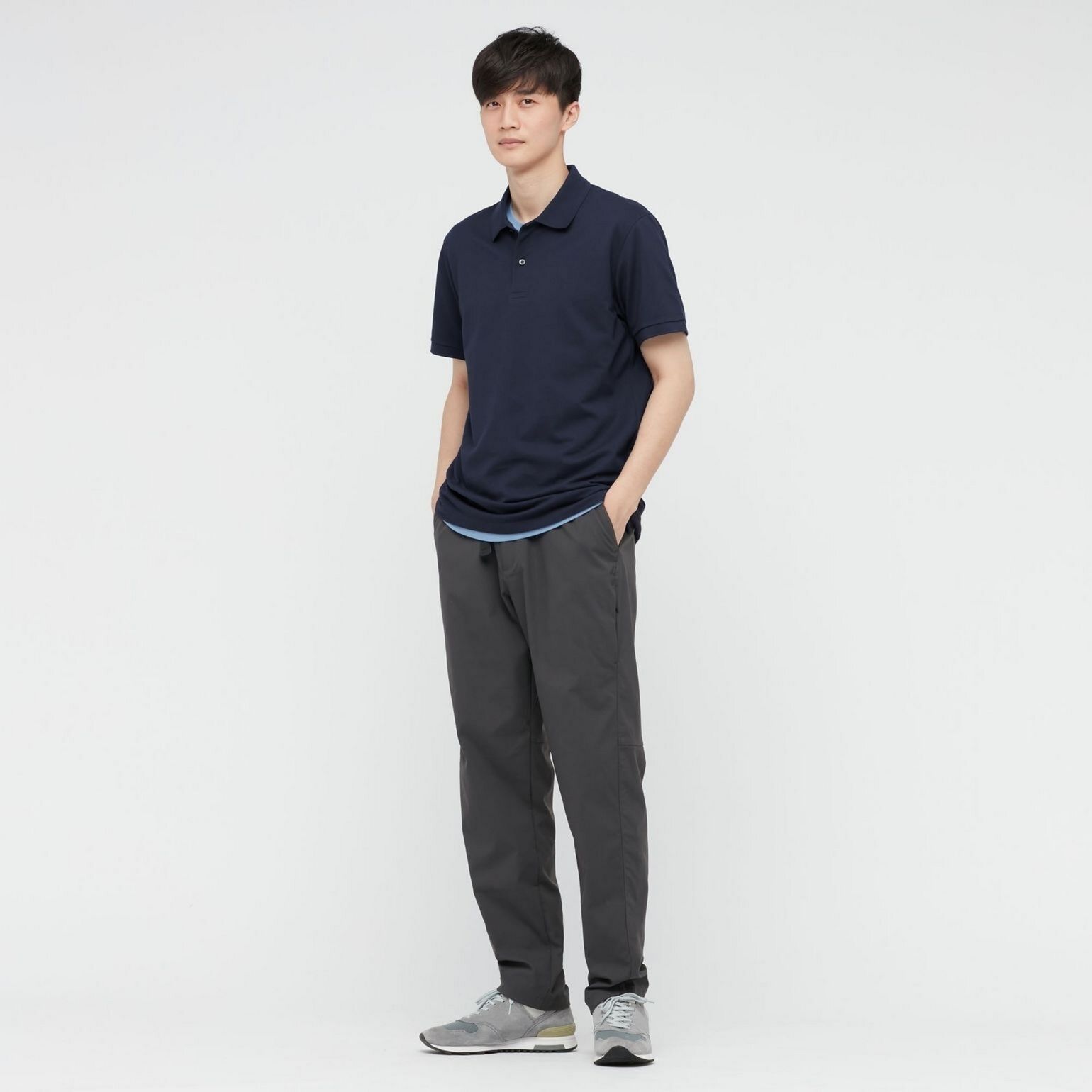 Mann mit Poloshirt dunkelblau und Nylon Funktionshose