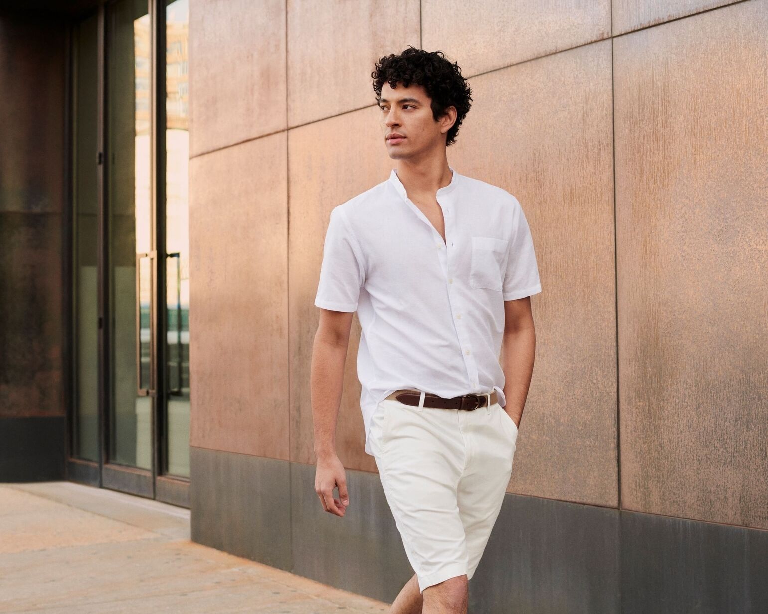 Mann trägt ein kurzärmliges Leinenhemd und Chinoshorts