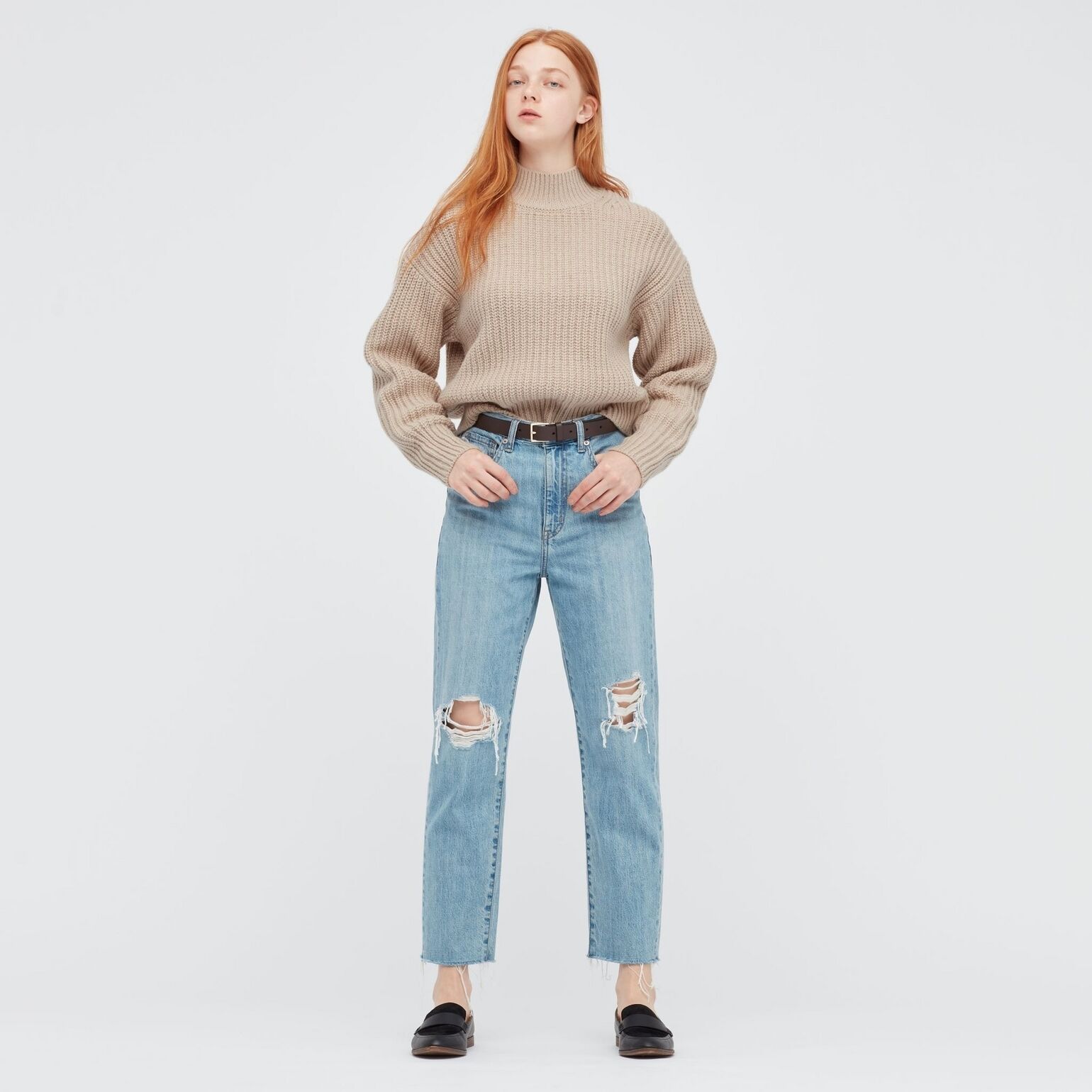 Frau trägt UNIQLO Mom Jeans mit braunen Pullover