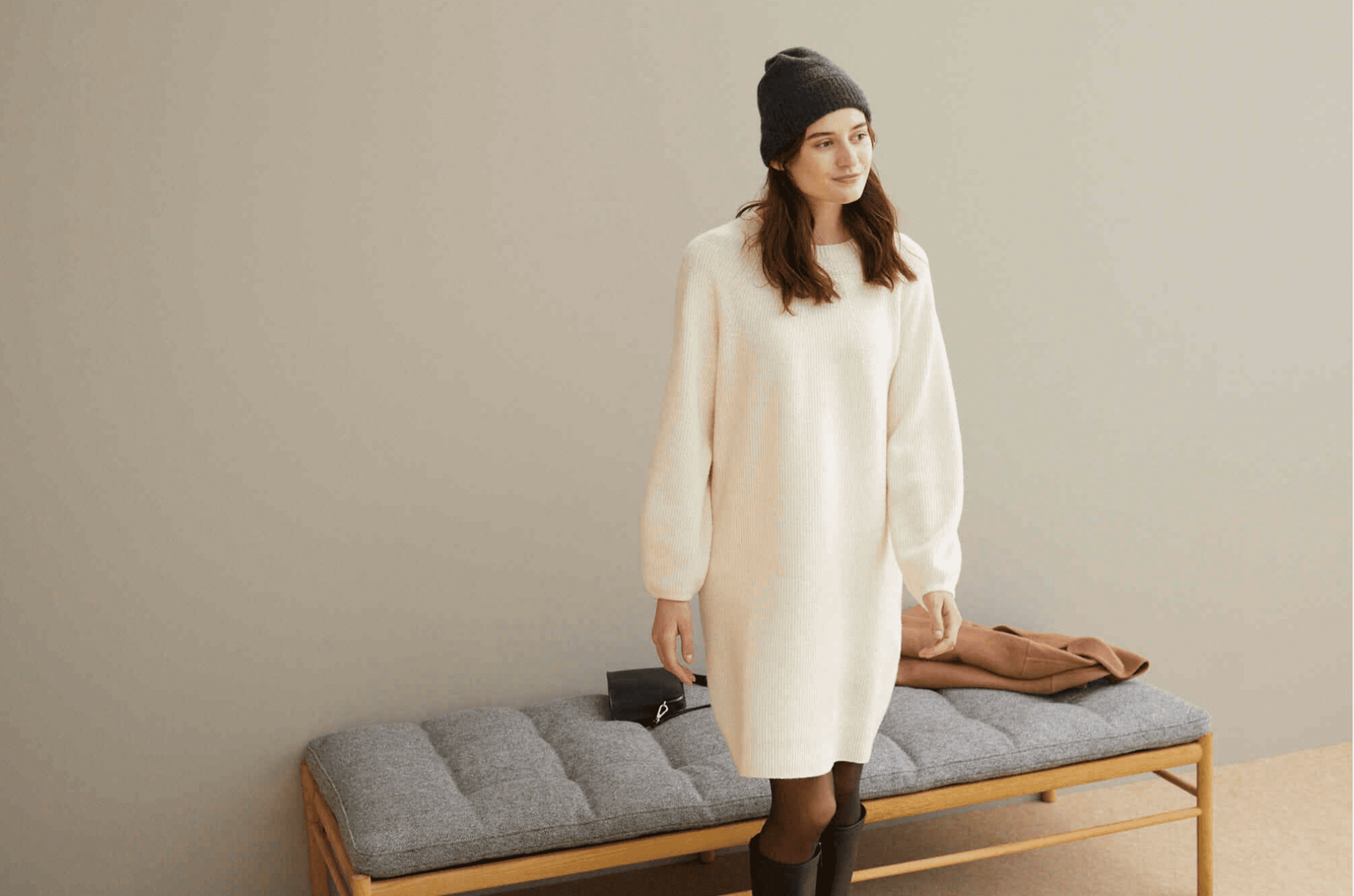 Frau trägt UNIQLO 3D Knit Kleid