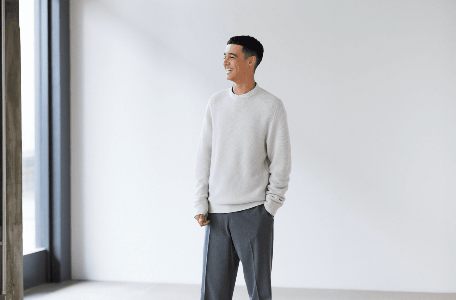 Mann trägt UNIQLO 3D Knit Pullover
