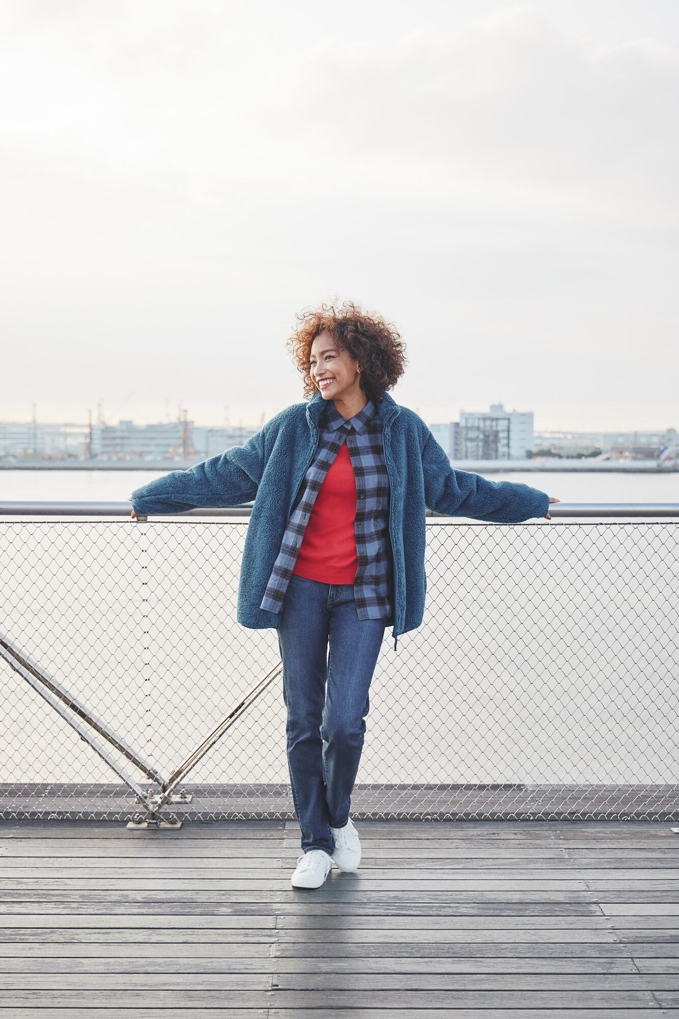 Model trägt blaues UNIQLO Teddyfleece