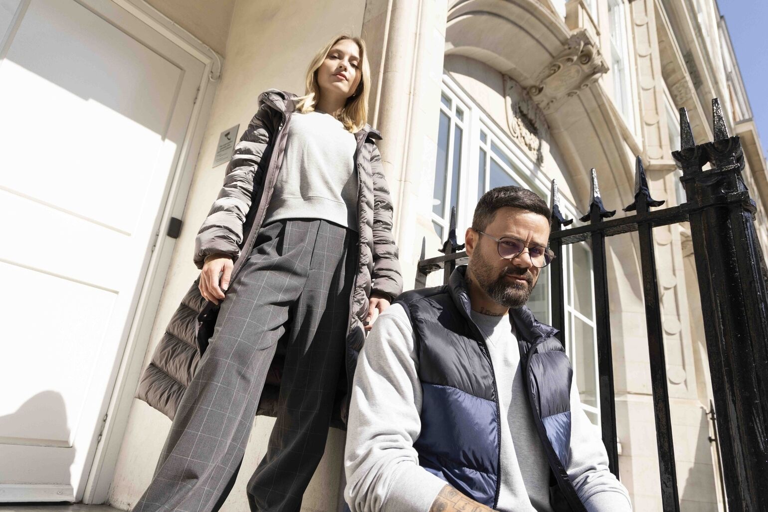 Zwei Models in Daunenmantel und Dauneweste