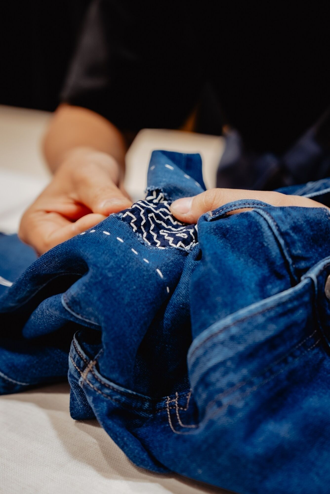 Nahaufnahme von den Näharbeiten an einer Jeans