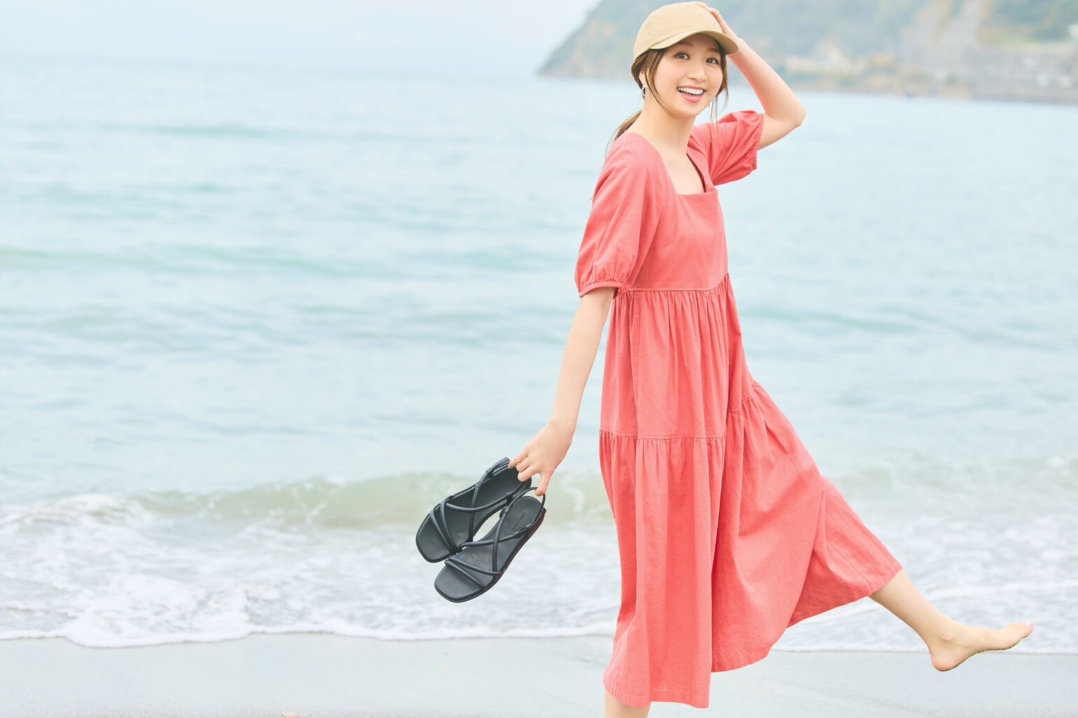 model wearing UNIQLO linen dress