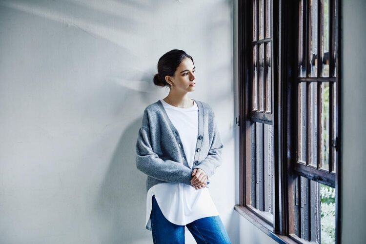 woman wearing UNIQLO soufflé cardigan