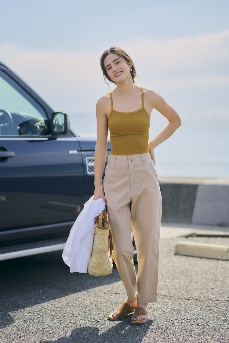 woman wearing UNIQLO cropped camisole bratop