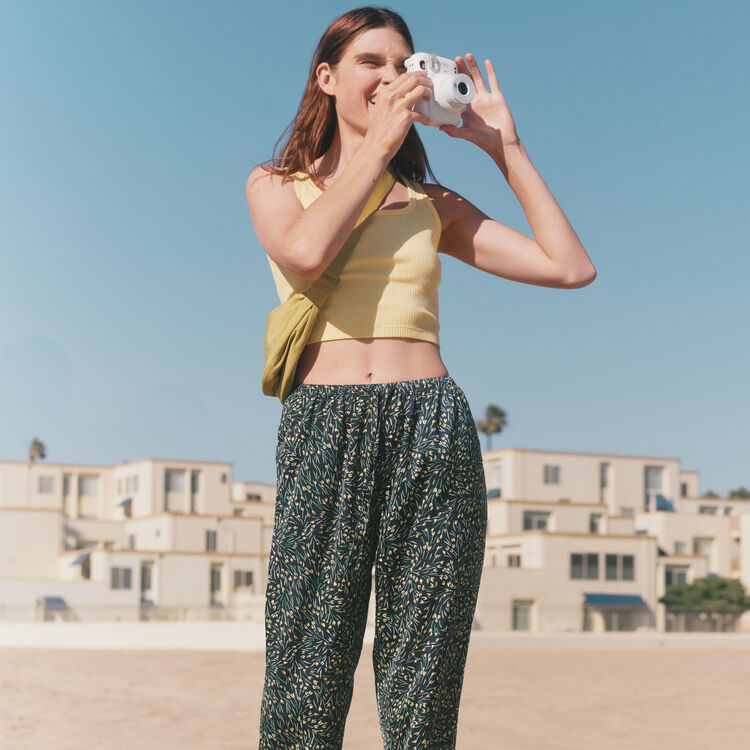 woman wearing UNIQLO ribbed cropped tank top