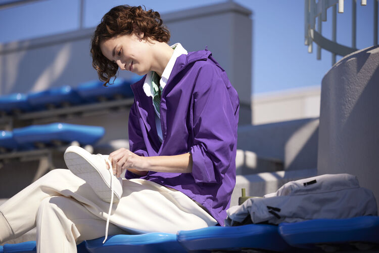 model wearing UNIQLO DRY joggers and striped shirt