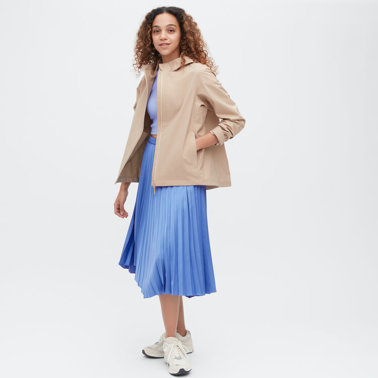 model wearing UNIQLO BLOCKTECH