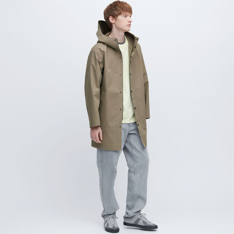 model wearing UNIQLO BLOCKTECH