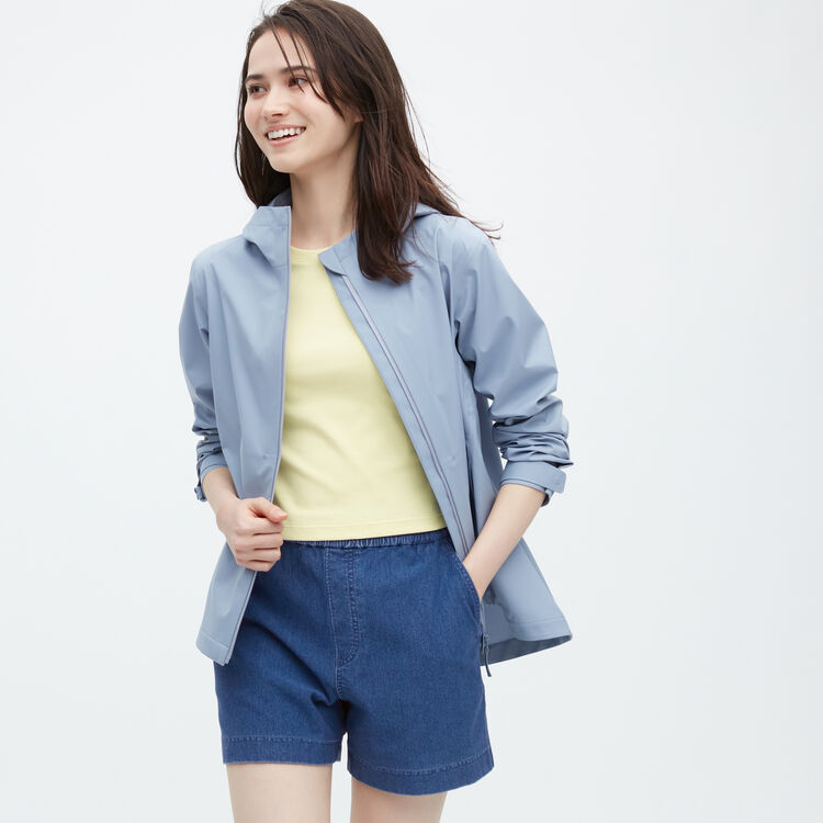 model wearing UNIQLO BLOCKTECH