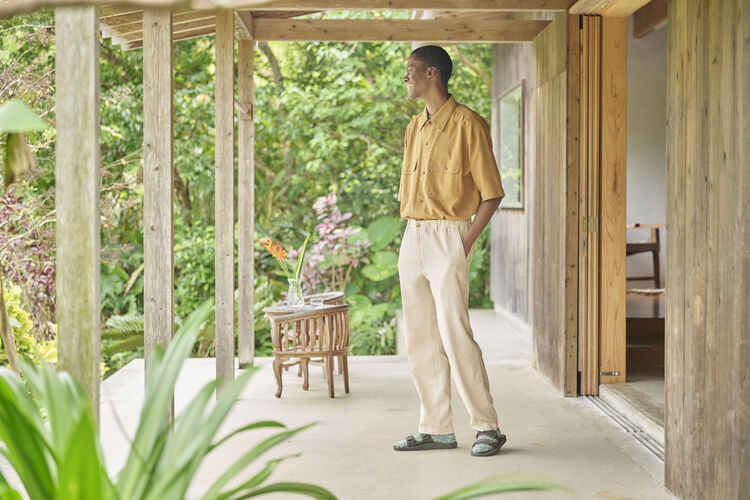 model wearing the UNIQLO Linen Blend Relaxed Fit Trousers