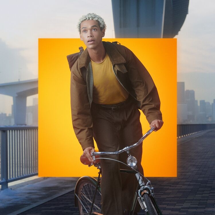 Man on bike wearing UNIQLO HEATTECH
