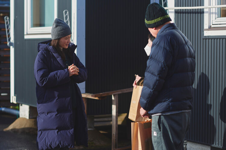 Haruka Ayase delivers HEATTECH to those affected by the 2024 Noto Peninsula Earthquake
