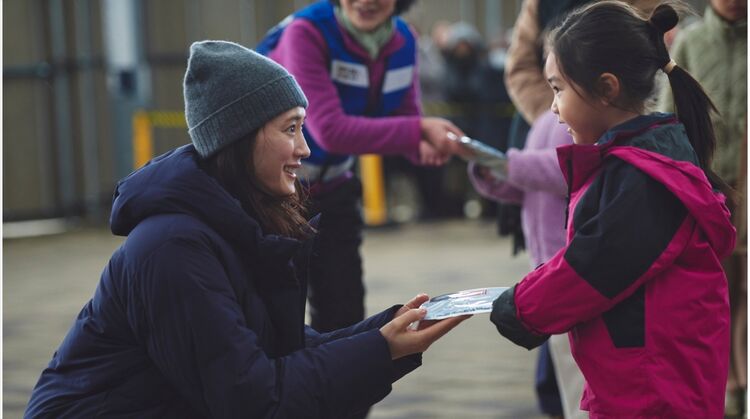 Delivering HEATTECH to children with Ayumu Hirano