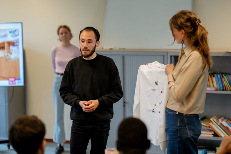 Wessam Matouk leads a workshop organised by UNHCR at an asylum centre in the Netherlands