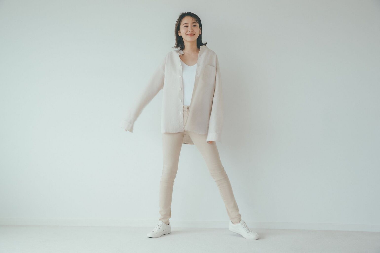 Woman wearing a grandad collar linen shirt and jeans