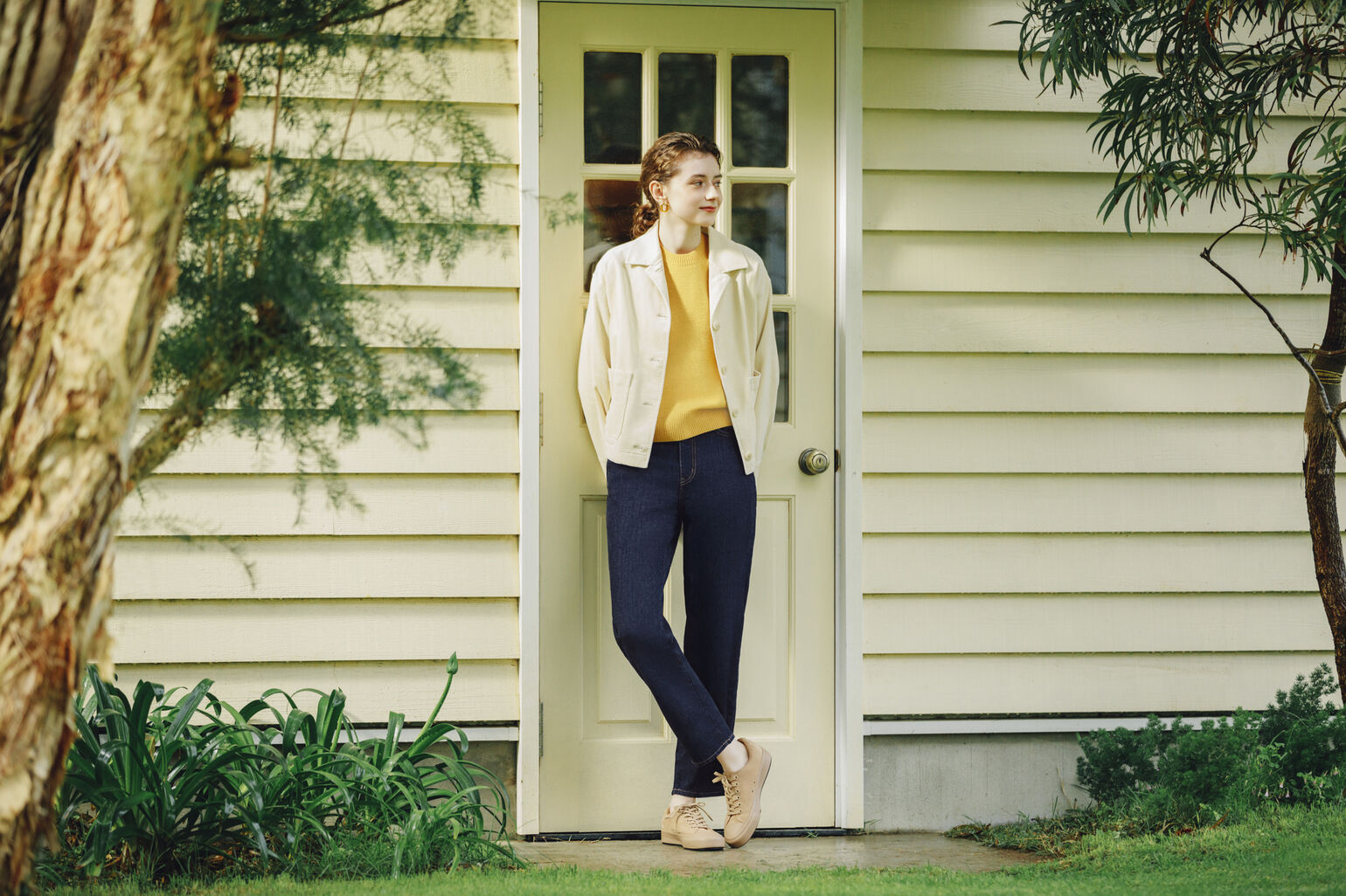 Woman wearing a mom jean
