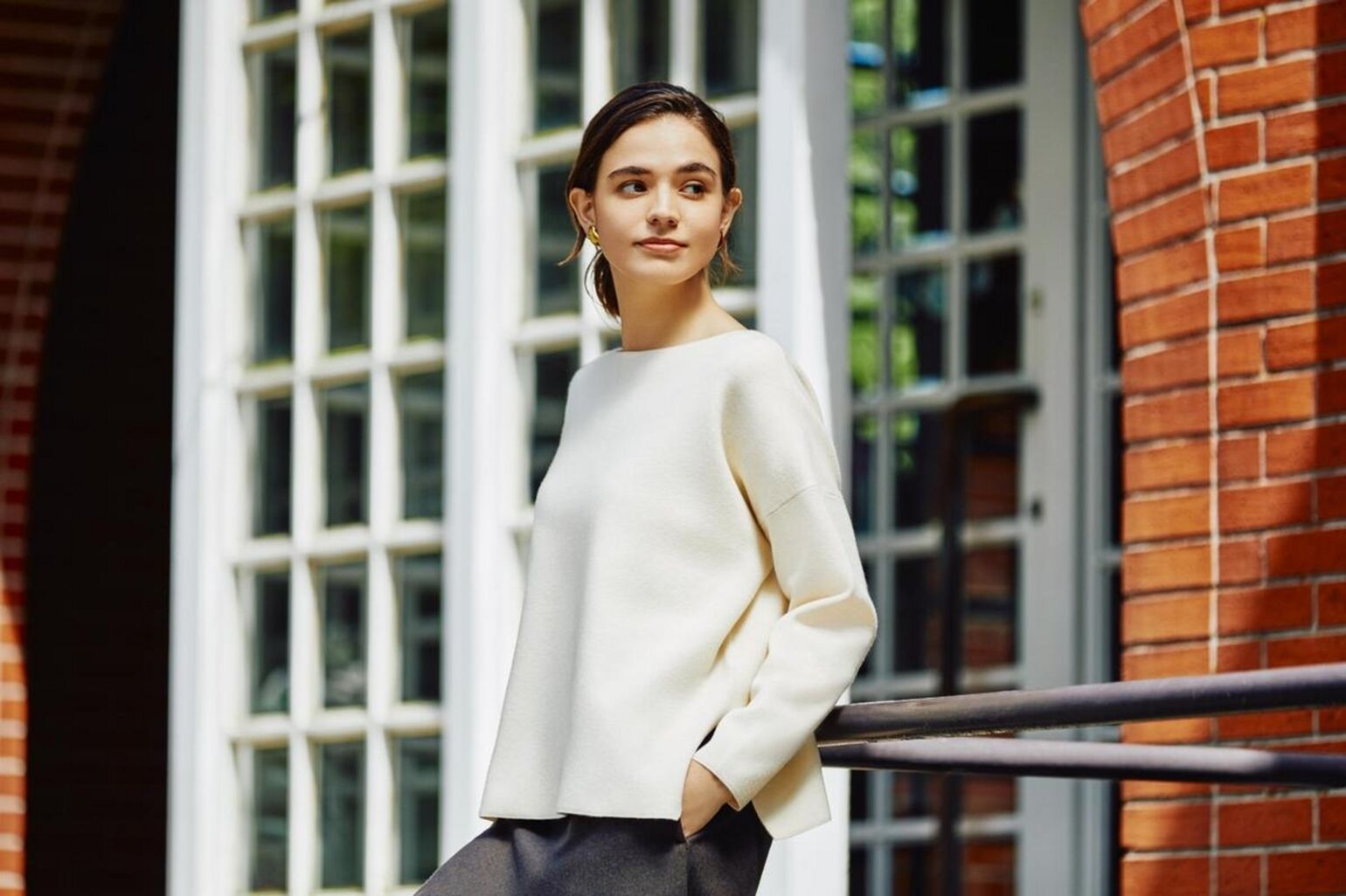 woman wearing UNIQLO soufflé jumper