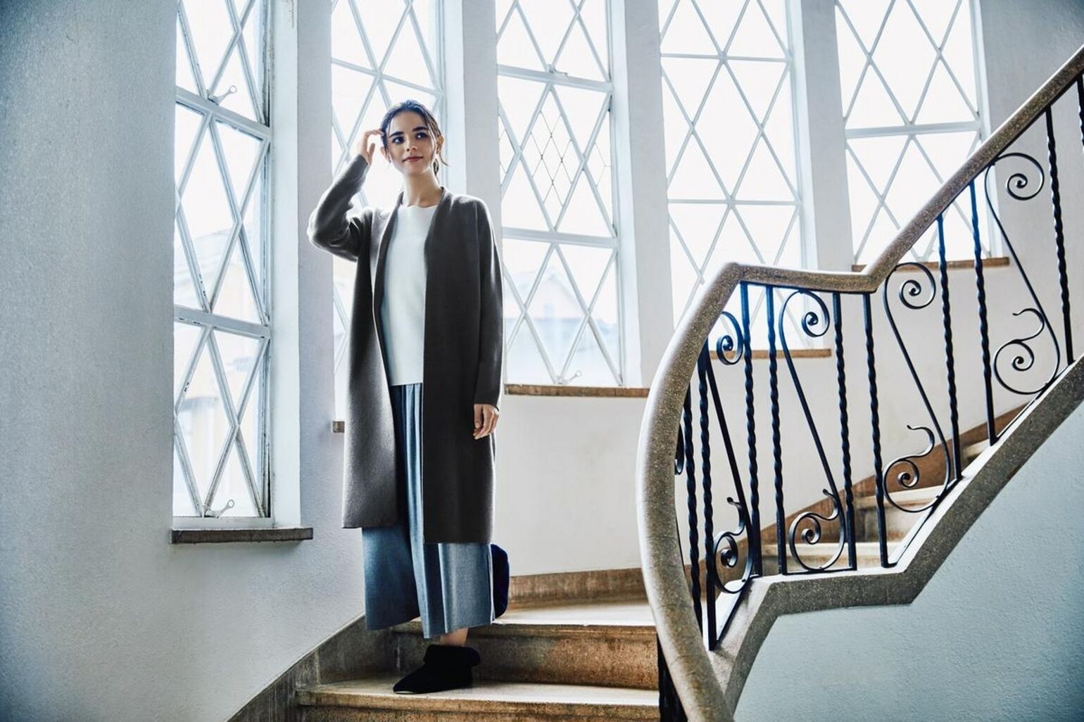 woman wearing UNIQLO soufflé cardigan