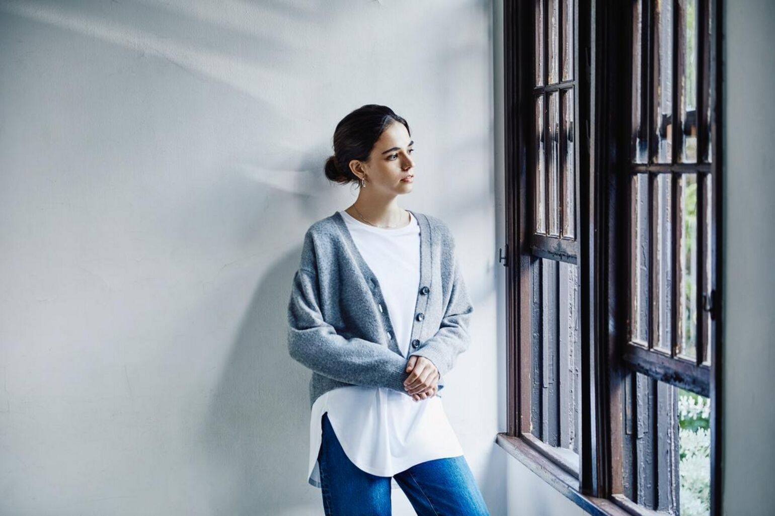 woman wearing UNIQLO soufflé cardigan