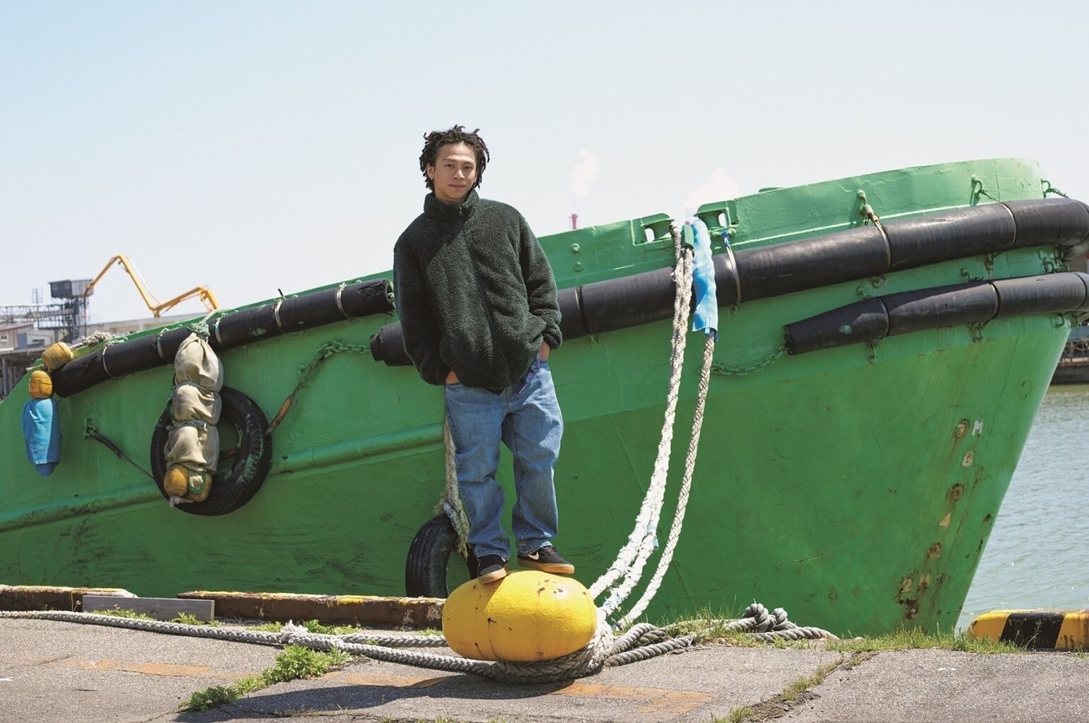 Man wearing UNIQLO Fluffy Fleece Zipped Jacket
