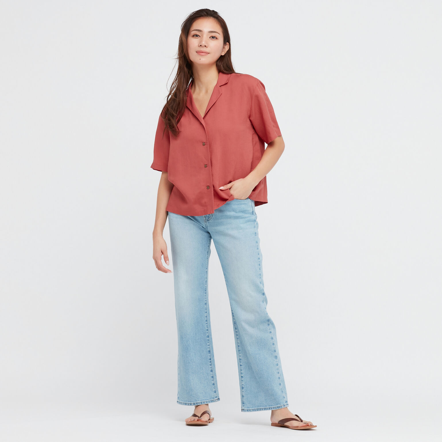woman wearing UNIQLO flared jeans and short sleeved linen shirt