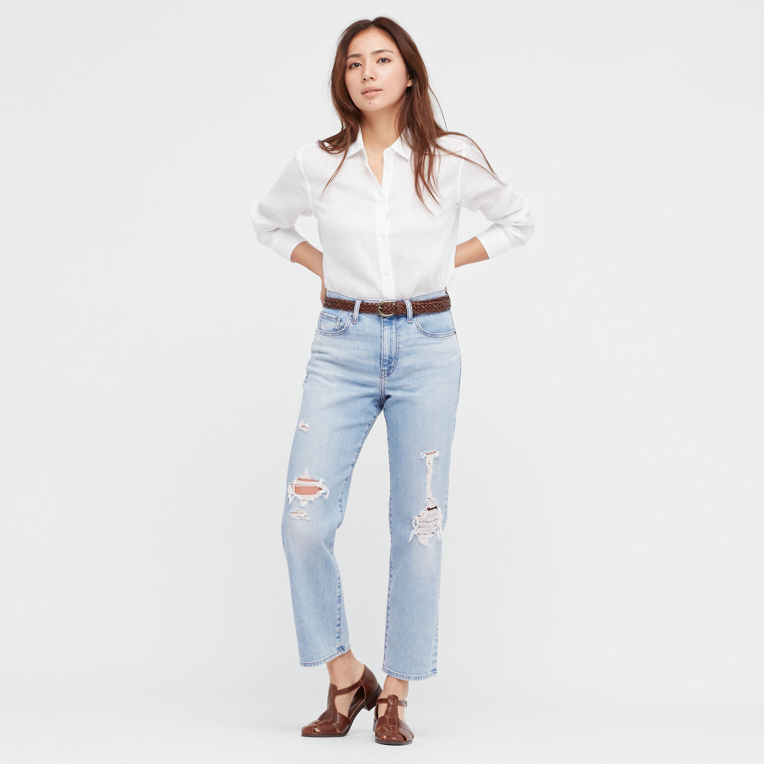woman wearing UNIQLO ripped jeans, linen shirt and leather belt