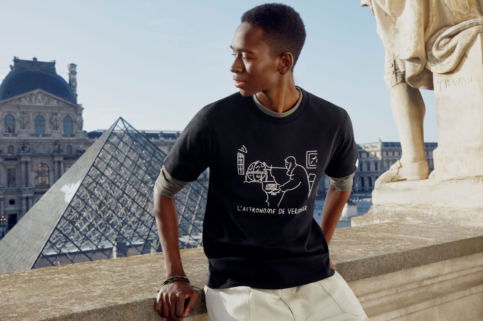 model wearing Musée du Louvre par Yu Nagaba T-shirt