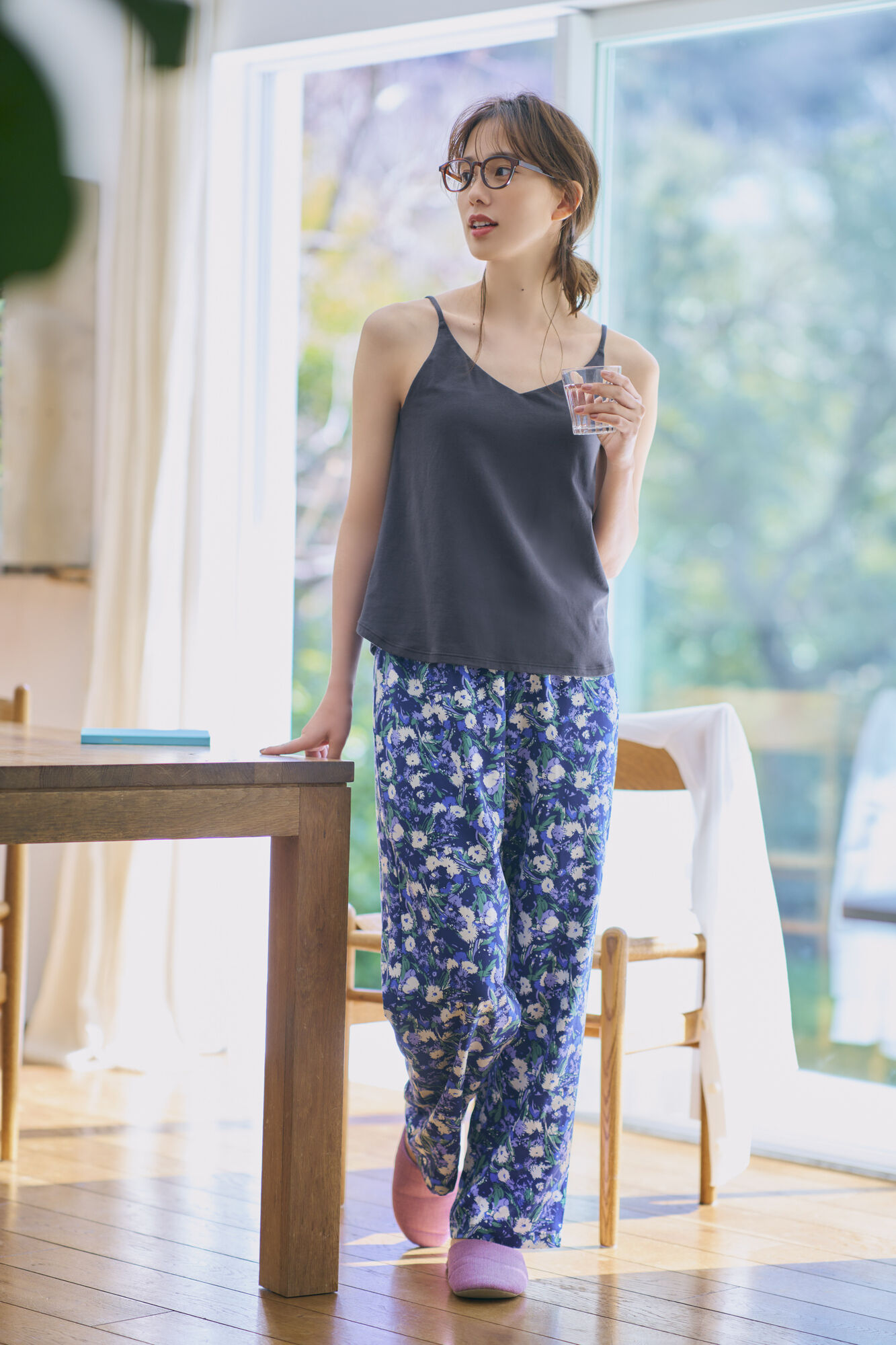 woman wearing UNIQLO relax camisole bratop