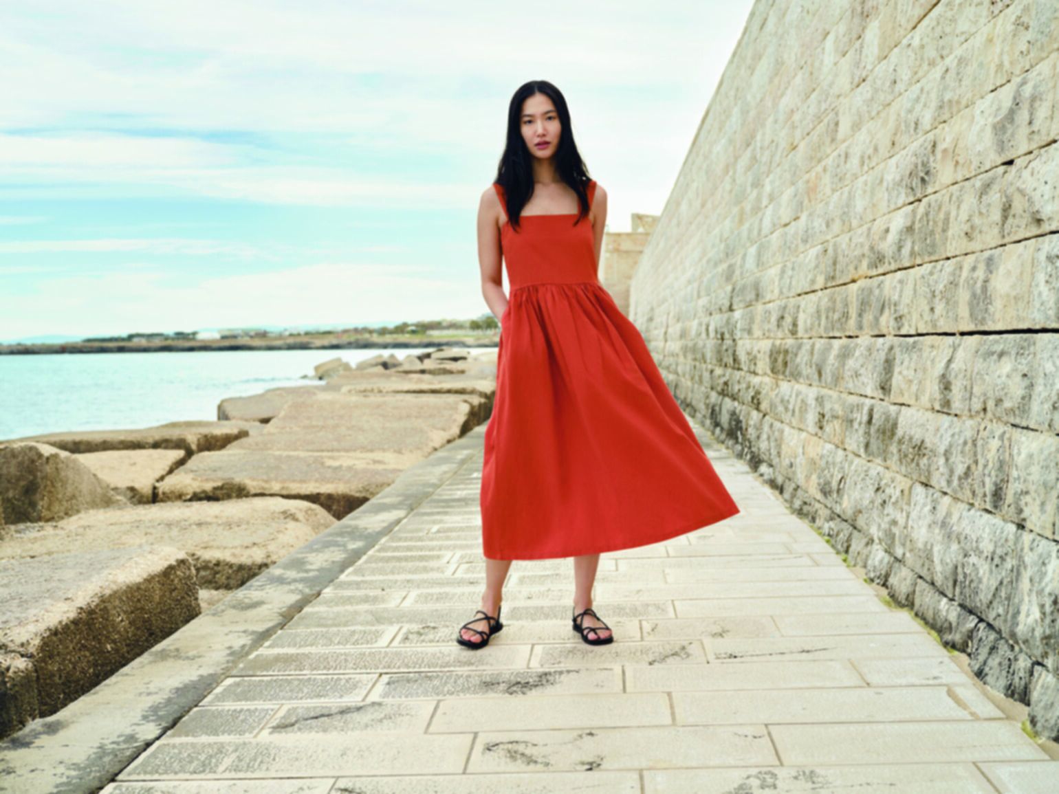 woman at the coast wearing UNIQLO burnt orange dress