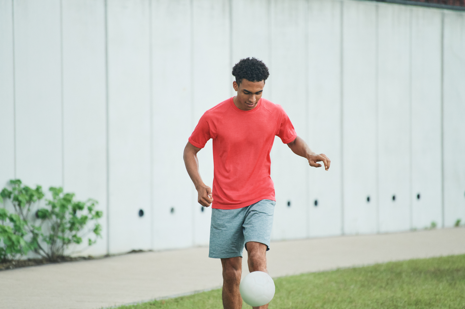 model wearing UNIQLO DRY-EX T-shirt and shorts