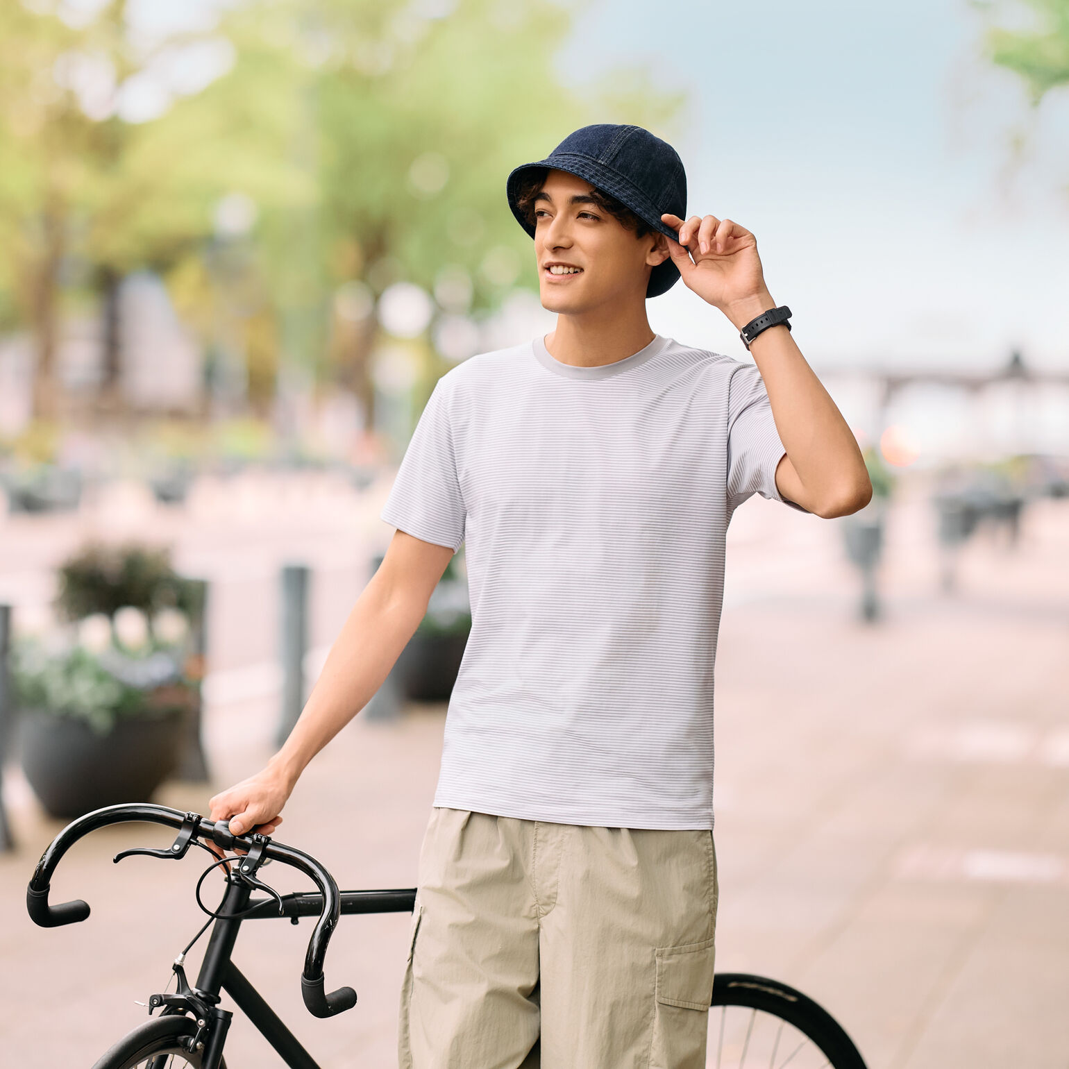 model wearing UNIQLO Denim Metro Hat