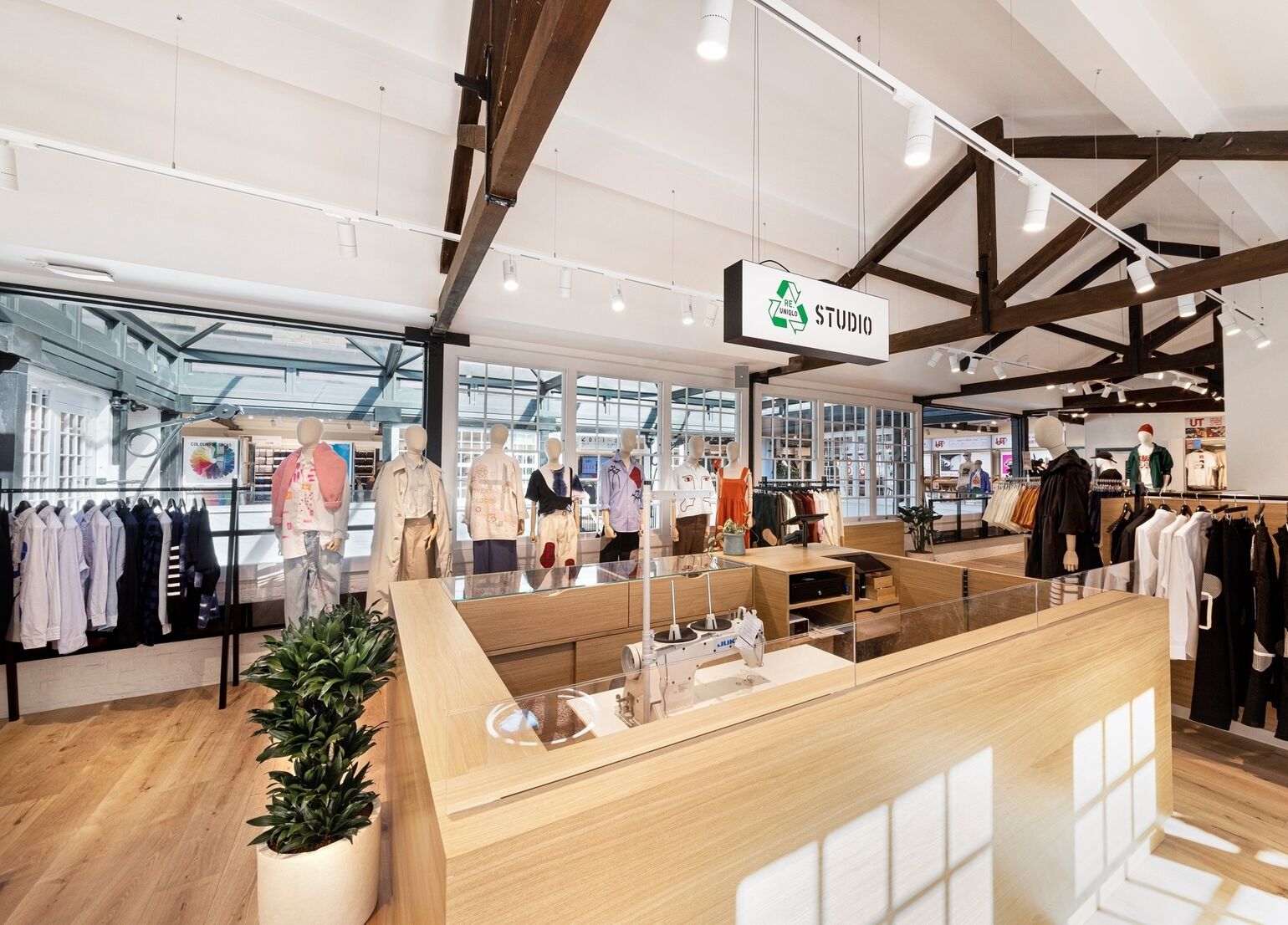 RE:UNIQLO studio